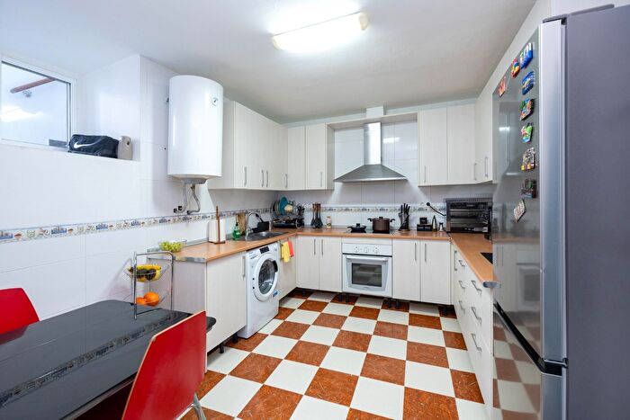 Casas en venta y pisos alquiler - 3