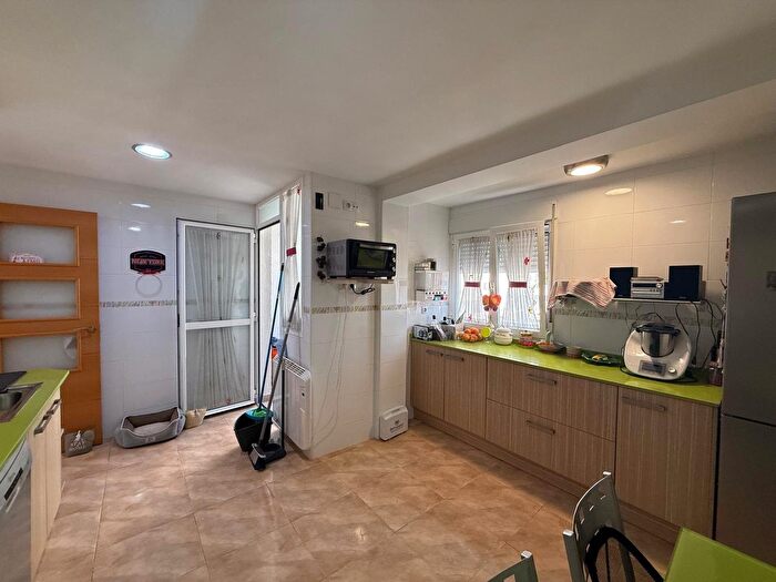 Casas en venta y pisos alquiler - 3