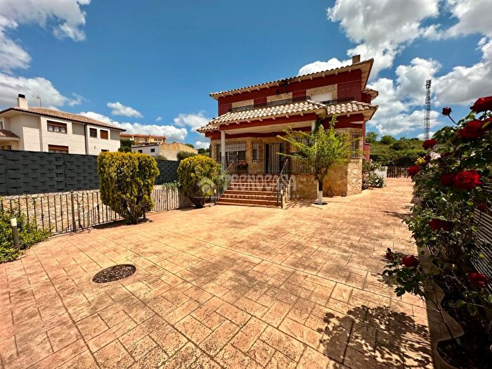Casas en venta y pisos alquiler - 1