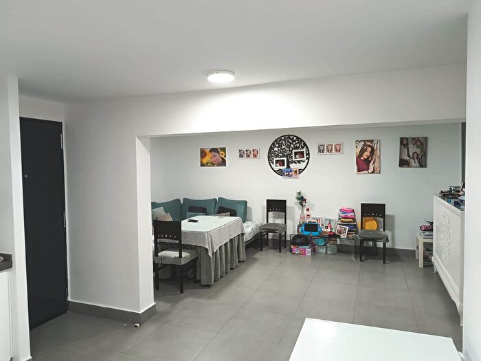 Casas en venta y pisos alquiler - 3