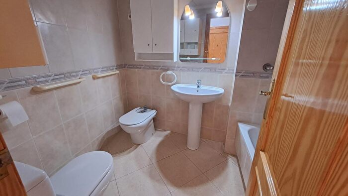 Casas en venta y pisos alquiler - 3