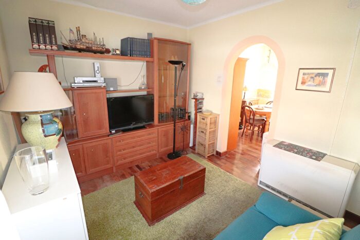 Casas en venta y pisos alquiler - 3
