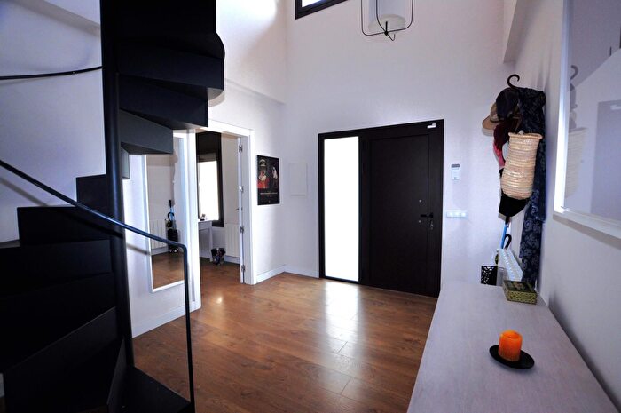 Casas en venta y pisos alquiler - 3