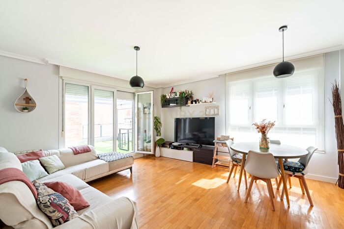 Casas en venta y pisos alquiler - 1