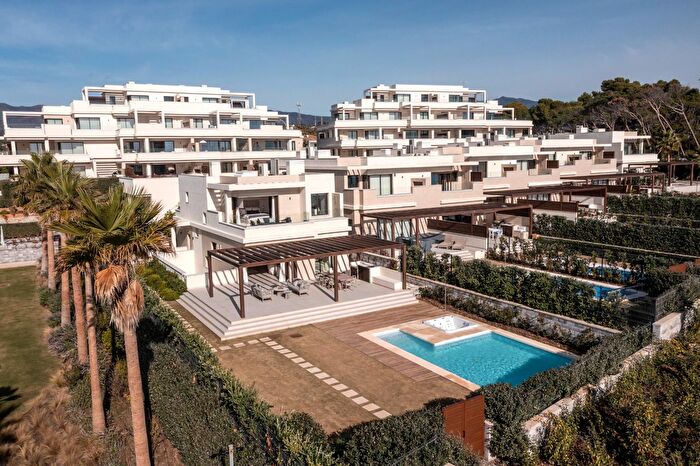 Casa en venta en Selwo, El Velerín de 4 habitaciones