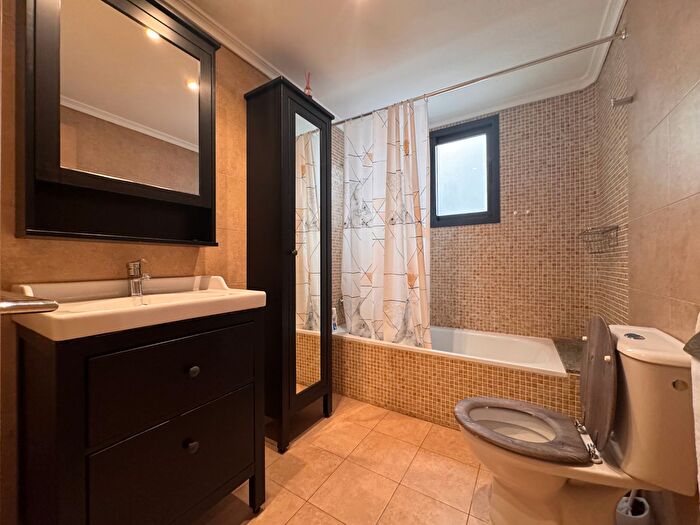 Casas en venta y pisos alquiler - 3
