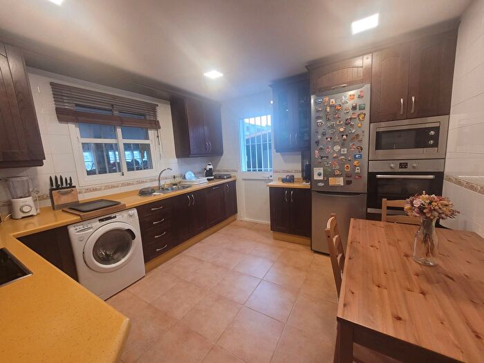Casas en venta y pisos alquiler - 3