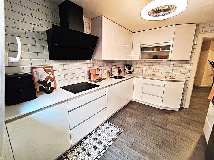 Casas en venta y pisos alquiler - 3