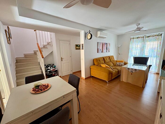 Casas en venta y pisos alquiler - 1