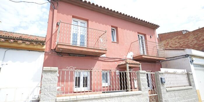Casa en venta en Flix, Tarragona de 4 habitaciones