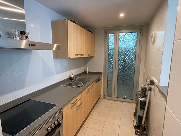 Casas en venta y pisos alquiler - 3
