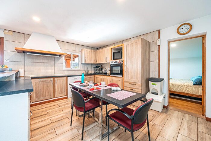Casas en venta y pisos alquiler - 3