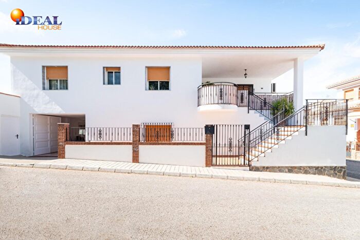 Casa en venta en Láchar, Granada de 4 habitaciones