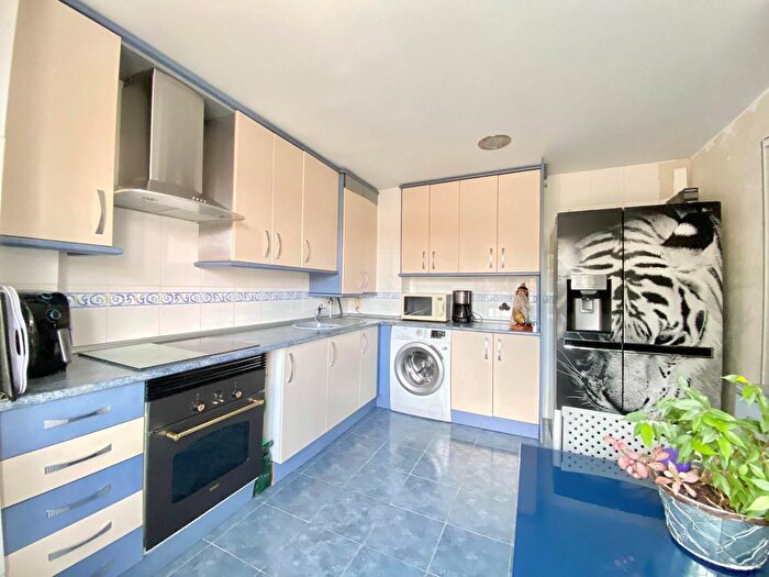 Casas en venta y pisos alquiler - 3