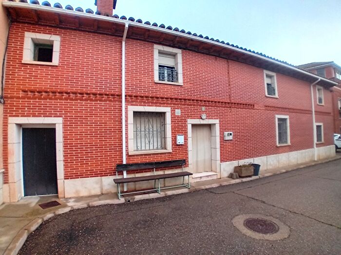 Casa en venta en Villalobón, Palencia de 4 habitaciones