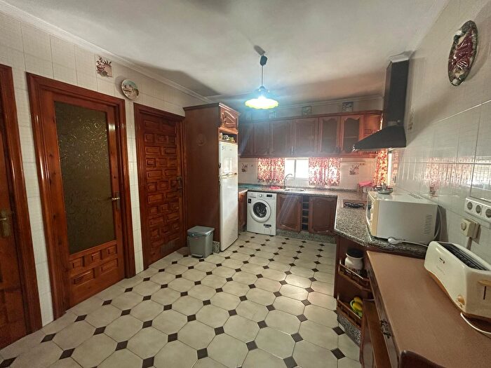 Casas en venta y pisos alquiler - 3