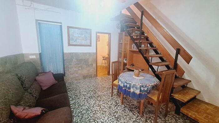 Casas en venta y pisos alquiler - 1