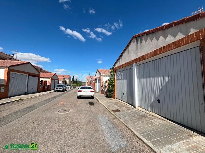 Casas en venta y pisos alquiler - 1