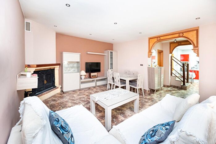 Casas en venta y pisos alquiler - 3