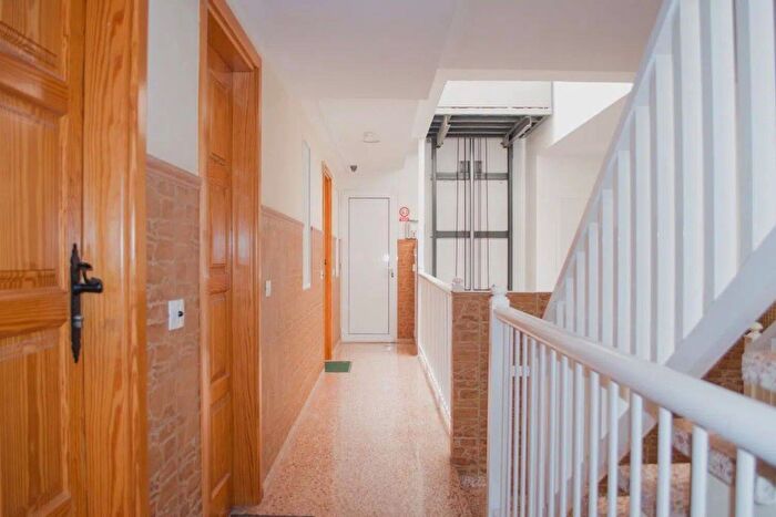 Casas en venta y pisos alquiler - 1
