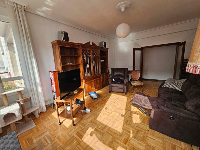 Casas en venta y pisos alquiler - 3