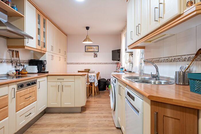 Casas en venta y pisos alquiler - 3