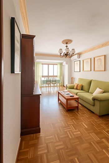 Piso en venta en Carretera de Cádiz, Parque Ayala Jardín de la Abadía Huelín de 4 habitaciones