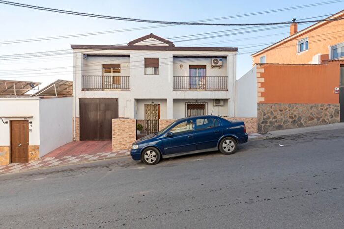 Casa en venta en Íllora, Granada de 4 habitaciones