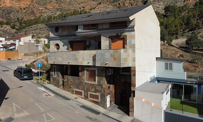 Casas en venta y pisos alquiler - 1
