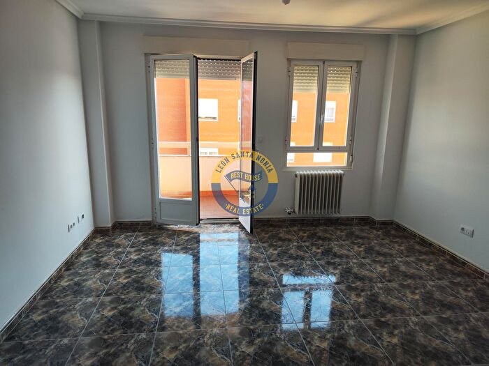 Piso en venta en Trobajo del Camino, San Andrés del Rabanedo de 3 habitaciones