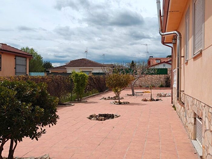 Casa en venta en Torremocha de Jarama, Madrid de 6 habitaciones