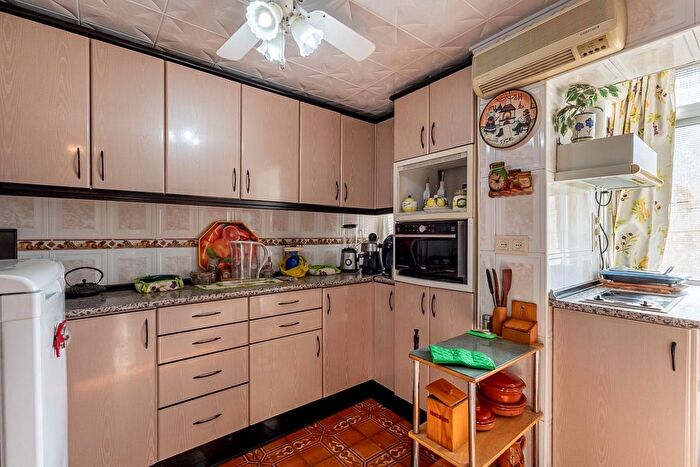 Casas en venta y pisos alquiler - 3