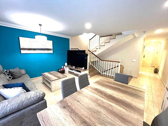 Casas en venta y pisos alquiler - 1