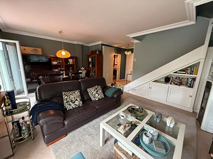 Casas en venta y pisos alquiler - 3
