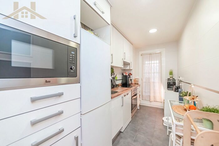 Casas en venta y pisos alquiler - 3