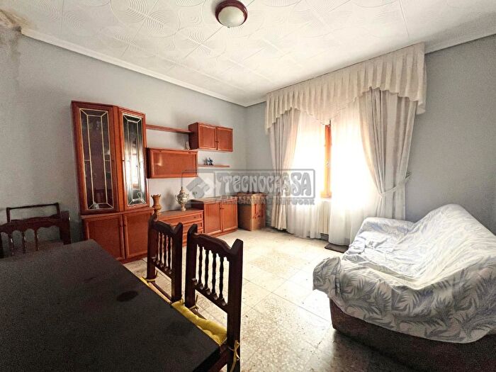 Casas en venta y pisos alquiler - 3