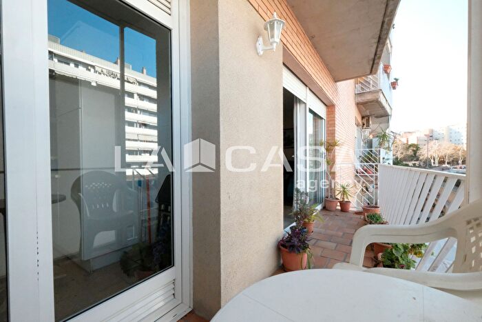 Piso en venta en Nou Barris, El Turó de la Peira de 3 habitaciones