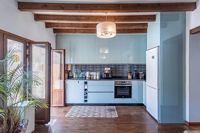 Casas en venta y pisos alquiler - 1