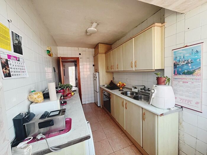 Casas en venta y pisos alquiler - 3