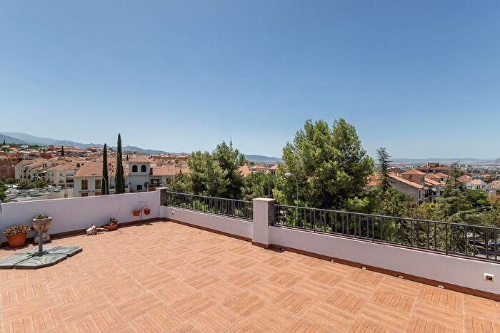 Casa en venta en Genil, Bola de Oro de 3 habitaciones