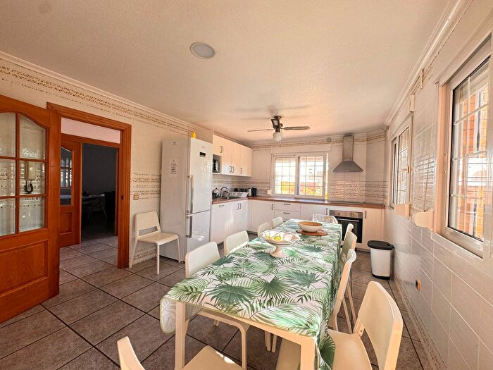 Casas en venta y pisos alquiler - 3