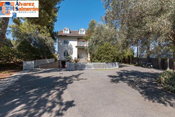 Casa en venta en Atarfe, Granada de 8 habitaciones