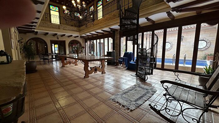 Casas en venta y pisos alquiler - 3