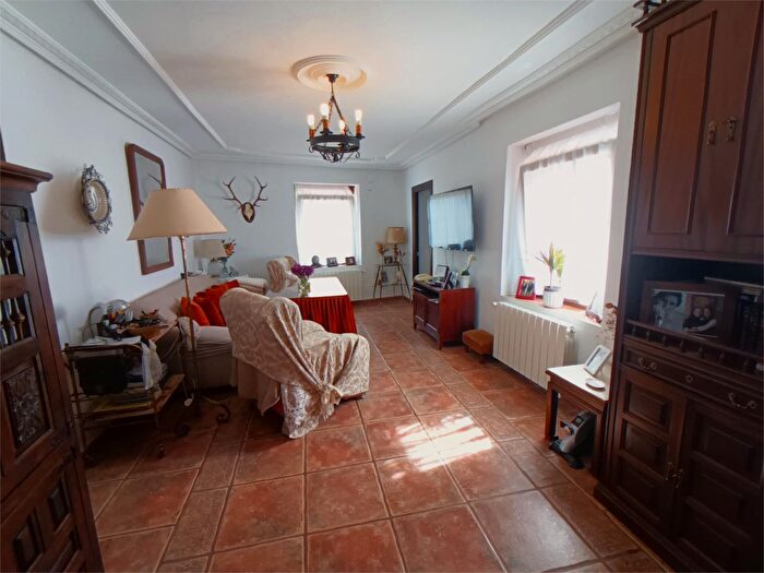 Casas en venta y pisos alquiler - 3