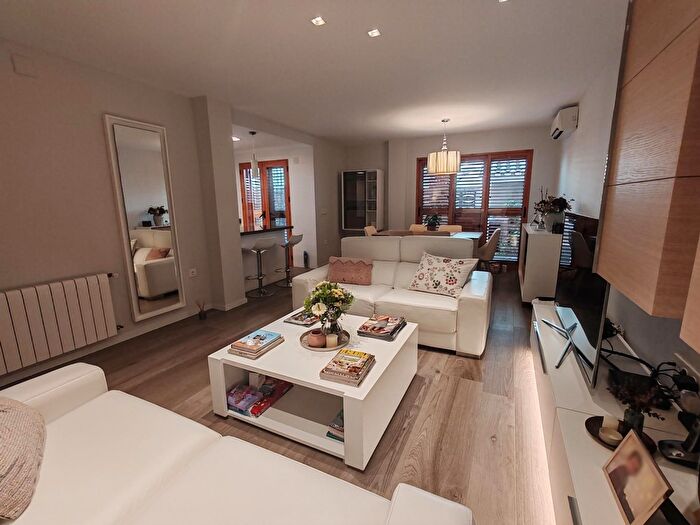 Casas en venta y pisos alquiler - 1