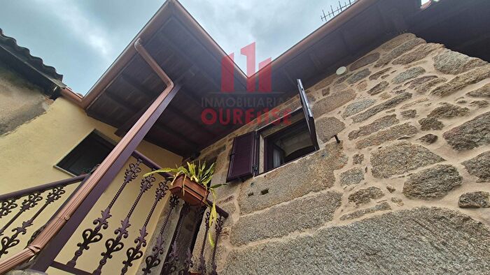 Casa en venta en Barbadás, Ourense de 4 habitaciones