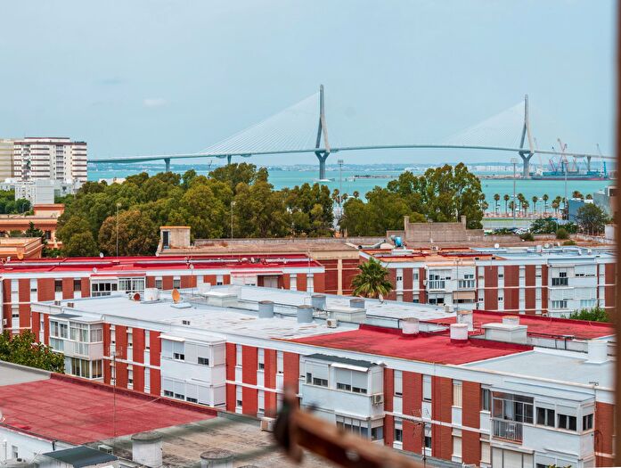 Piso en venta en Astilleros La Paz Loreto El Corte Inglés, Cádiz Capital de 3 habitaciones