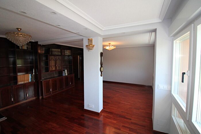 Casas en venta y pisos alquiler - 3