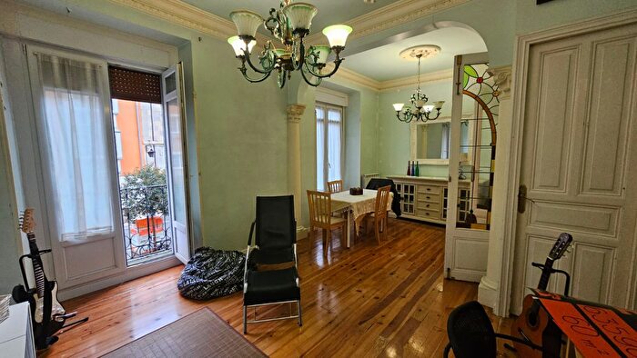 Casas en venta y pisos alquiler - 3