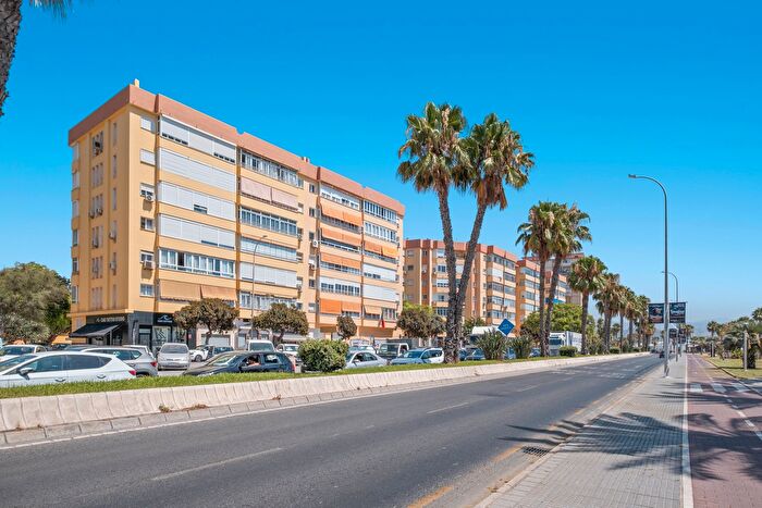 Piso en venta en Carretera de Cádiz, Parque Ayala Jardín de la Abadía Huelín de 4 habitaciones